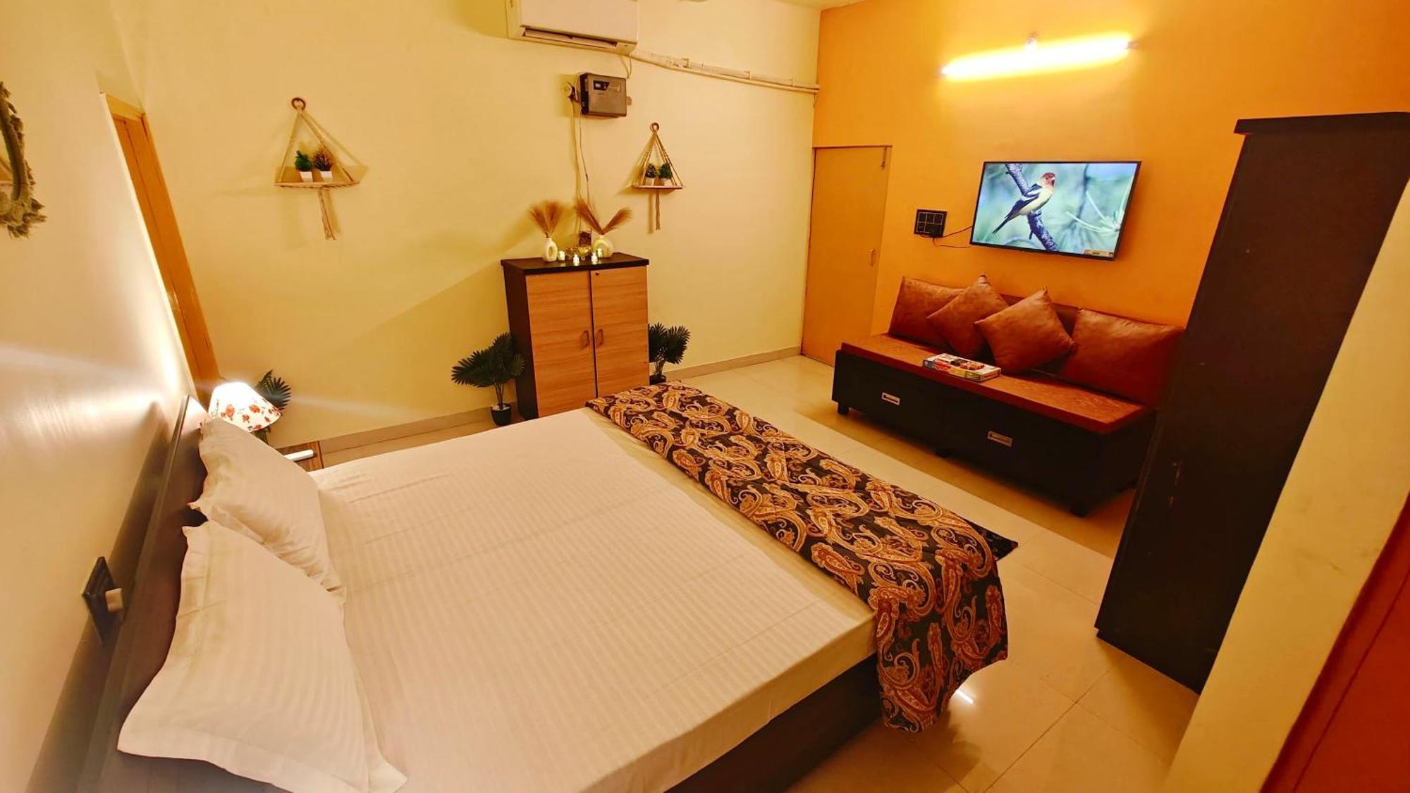 The Yellow House - Couple'S Getaway In Gomti Nagar- 1 Bhk Lucknow Exterior photo
